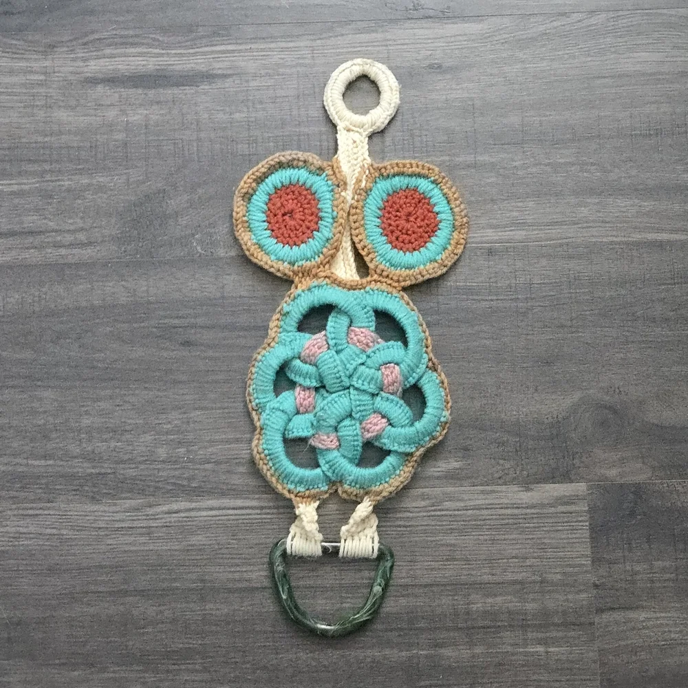 1970's Style Macrame Owl Wall Hanging Towel Holder Retro Boho MCM Green Brwn Vtg
